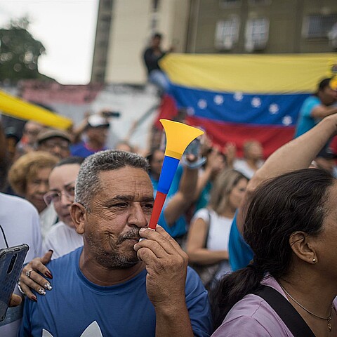 Grupo de personas participar en un acto de campaña electoral para la elecciones primarias opositoras