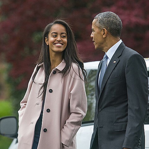 El expresidente estadounidense Barack Obama junto con su hija Malia 