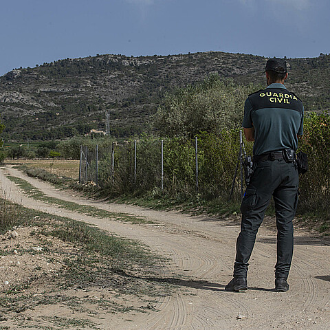 Policía custodia la zona del crimen: el hombre, de 69 años, estaba ahorcado y la mujer, de 67, postrada en una cama, según fuentes de la Guardia Civil. 