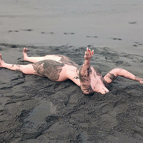 Imagen de una muñeca sexual en una playa de Nueva Zelanda 