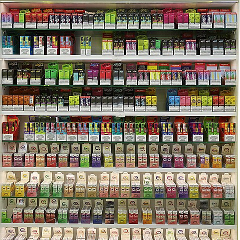 FOTO DE ARCHIVO, Paquetes de vapeadores en una tienda de Londres. 