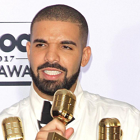 El rapero canadiense posa junto a sus Premios Billboard en 2017