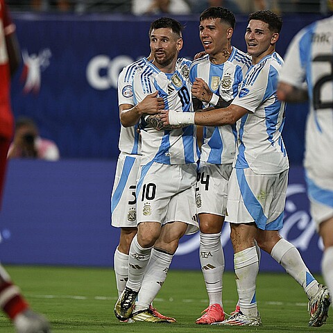 Enzo Fernández de Argentina observa su asistencia a Lionel Messi de Argentina para un gol contra Canadá.