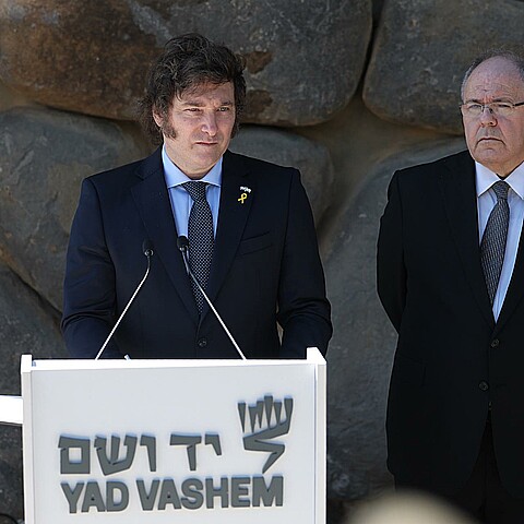 El presidente argentino Javier Milei (izq.) pronuncia un discurso junto al presidente de Yad Vashem, Dani Dayan (dcha.)