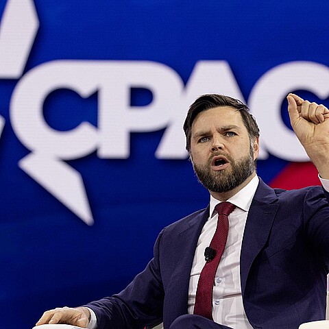 El expresidente estadounidense Donald Trump (2017-2021) eligió este lunes como su candidato a vicepresidente al senador de Ohio J.D. Vance, un joven de 39 años que además de político también es empresario y escritor. 