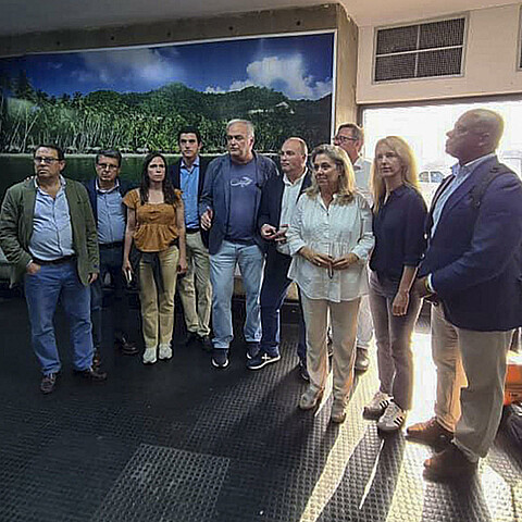 La delegación de parlamentarios del PP que se ha desplazado a Venezuela por las elecciones de este domingo se encuentra retenida en el aeropuerto de Caracas