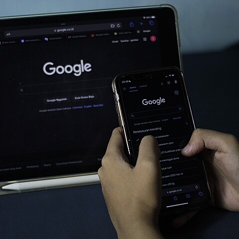 Pantalla de una tablet y celular con el buscador de Google