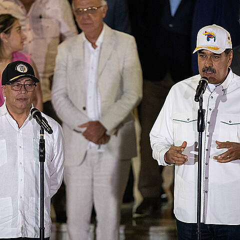 El presidente de Venezuela, Nicolás Maduro (d), habla tras una reunión con el presidente de Colombia, Gustavo Petro y el dictador venezolano Nicolas Maduro
