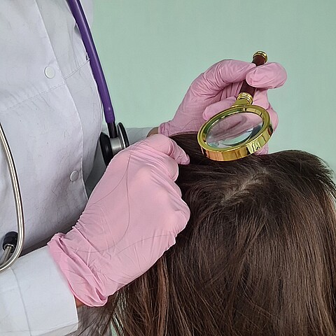 Mujer sacando piojos