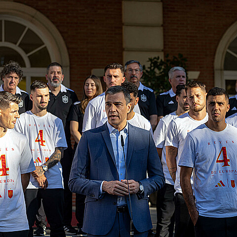El presidente del Gobierno, Pedro Sánchez (c), recibe a la selección española este lunes en el Palacio de Moncloa, en Madrid