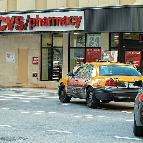 Hombre fue arrestado en Miami por robar cervezas y olvidar a su hijo en la tienda