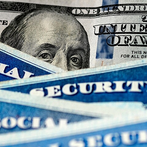 Billete de un dolar con papales de social security