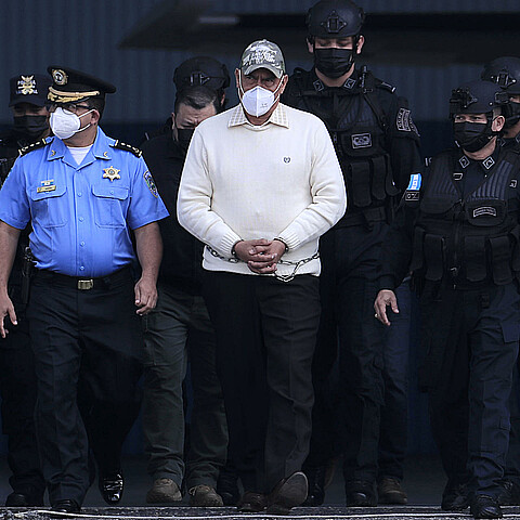 Fotografía de archivo del exdirector de la Policía Nacional de Honduras Juan Carlos Bonilla (c) escoltado para su extradición a EE.UU. en Tegucigalpa (Honduras). 