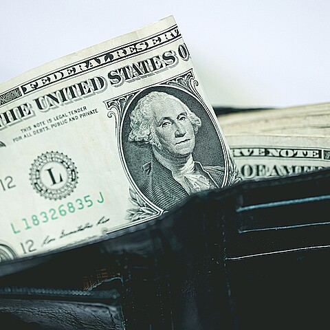 Billetes de un dolar en una cartera