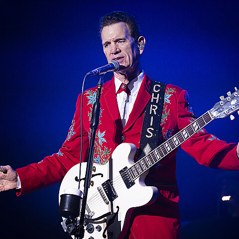 La voz inconfundible y el carisma de Chris Isaak