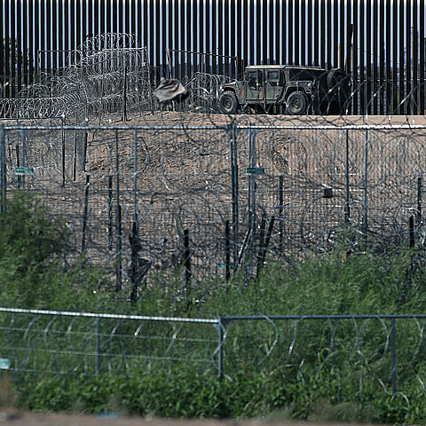 Alambrada en la frontera de Texas y México tras su incremento esta semana