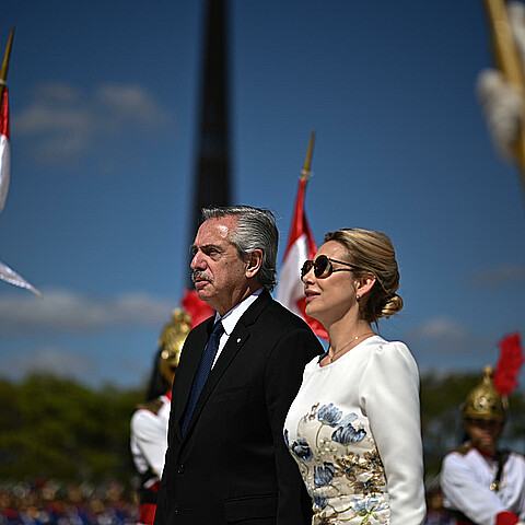 Fotografía de archivo del expresidente de Argentina, Alberto Fernández (i), junto a la entonces primera dama, Fabiola Yáñez (d) durante una visita a Brasilia