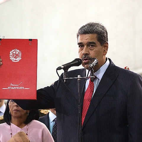 Foto de archivo del presidente de Venezuela, Nicolás Maduro, hablando a la salida del Tribunal Supremo de Justicia (TSJ), en Caracas (Venezuela). 