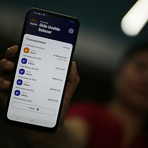 Una mujer muestra su billetera digital a través de la aplicación Chivo, el 24 de febrero de 2022, en San Salvador (El Salvador)