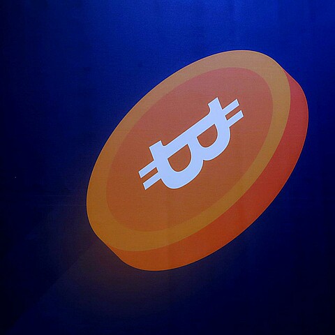 Un símbolo de Bictoin aparece en un cartel de la conferencia Crypto Expo Europe 2024