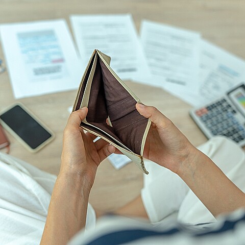 Las mujeres administran la deuda y los gastos. Gente con cartera pero sin dinero para pagar tarjeta de crédito. quebrada, hipoteca, préstamo