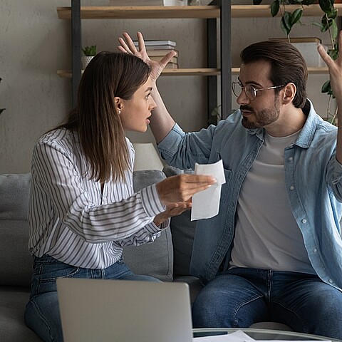 Una pareja discutiendo sobre dinero