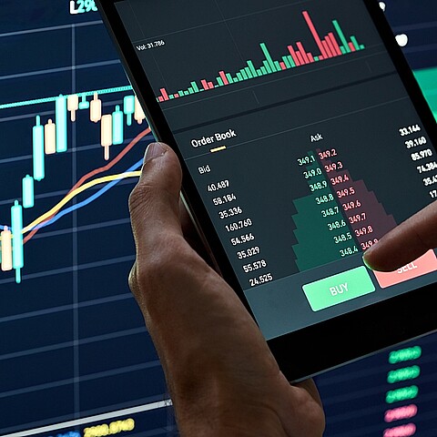 Un tablet realizando operaciones de trading