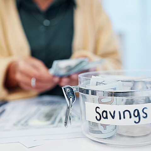 Una persona ahorrando dinero