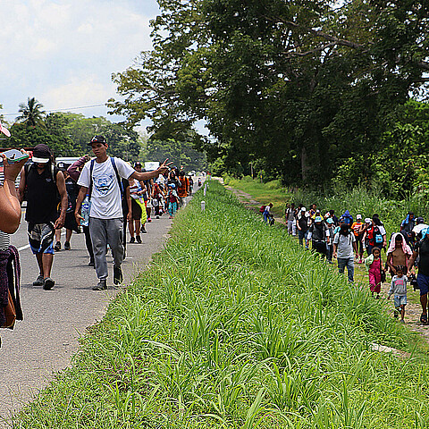 Migrantes transitan por una carretera este sábado en Chiapas (México)