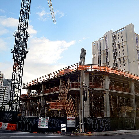 Fotografía de febrero de un edificio en obra en el centro de la ciudad de Miami en Florida
