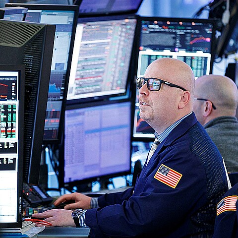 Fotografía de archivo en donde se ven corredores en la Bolsa de Nueva York