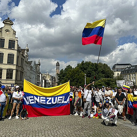 Decenas de personas convocadas oposición venezolana protestan en Bruselas para denunciar los resultados oficiales de las elecciones que dieron como vencedor al chavista Nicolás Maduro y han sido cuestionados por la comunidad internacional