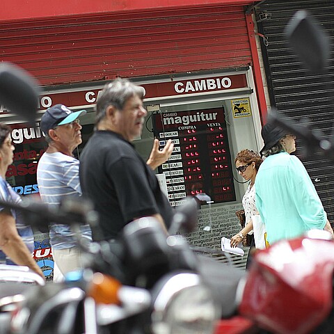 Vista de una casa de cambio en el centro de Buenos Aires (Argentina)