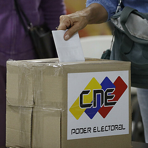Una ciudadana venezolana vota en las elecciones presidenciales