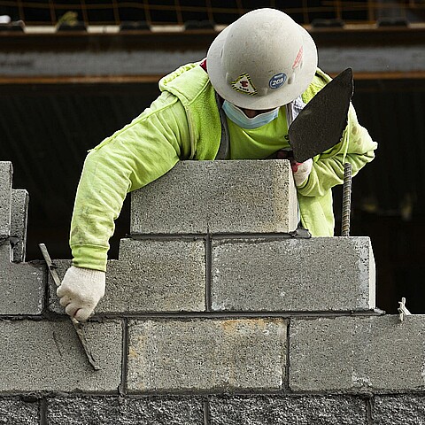Hombre trabajando en construcción