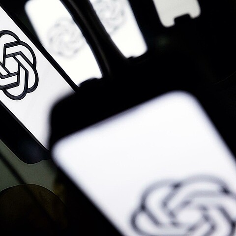 Una imagen de archivo de un teléfono con el logotipo de Chat GPT.