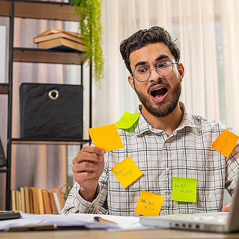 Empleado empresa con papeles de nota