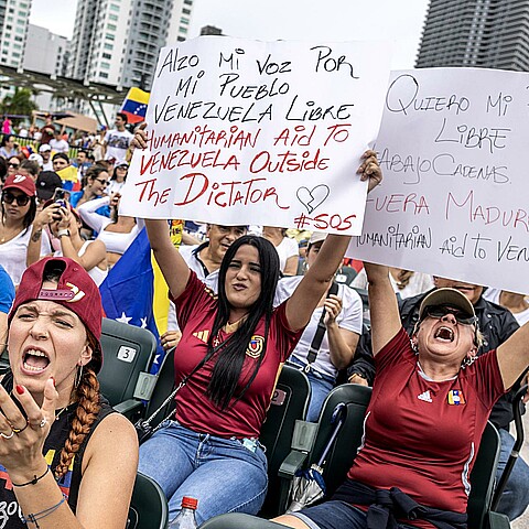 Venezolanos y residentes de Miami participan en una manifestación por las elecciones presidenciales del 28 de julio en Miami, Florida.