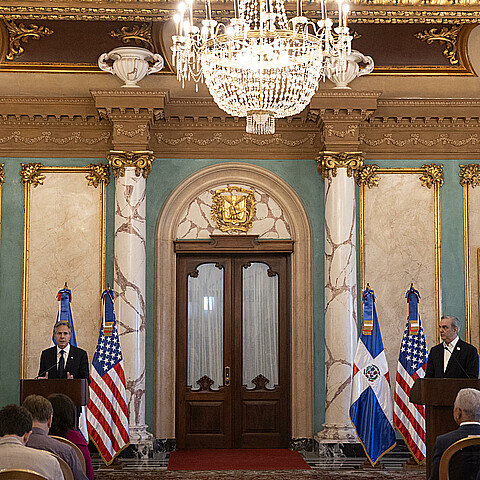 El secretario de Estado de EE.UU, Anthony Blinken (i), habla junto al presidente de República Dominicana, Luis Abinader, en una rueda de prensa