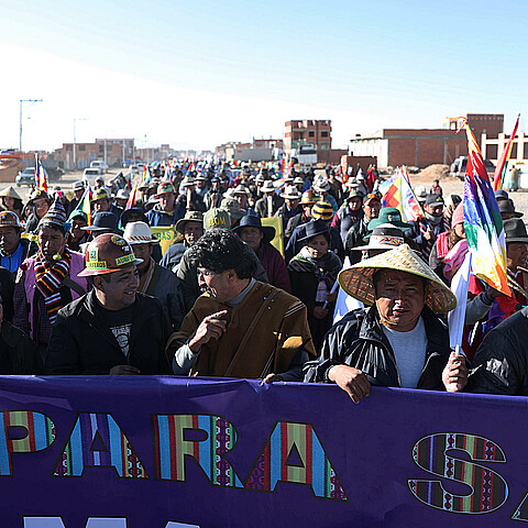 El expresidente de Bolivia, Evo Morales (2006-2019), encabeza la cuarta jornada de una marcha con rumbo a la ciudad de La Paz