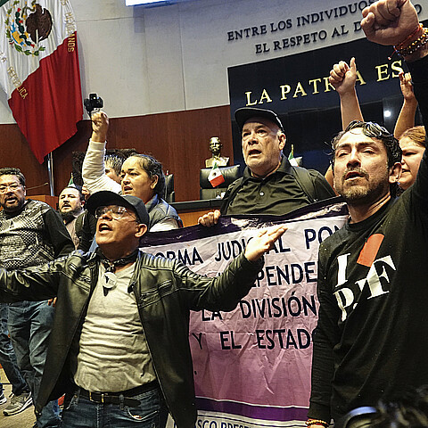 Workers of the judicial branch break into a session against the reform promoted by the ruling party at the Mexican Senate