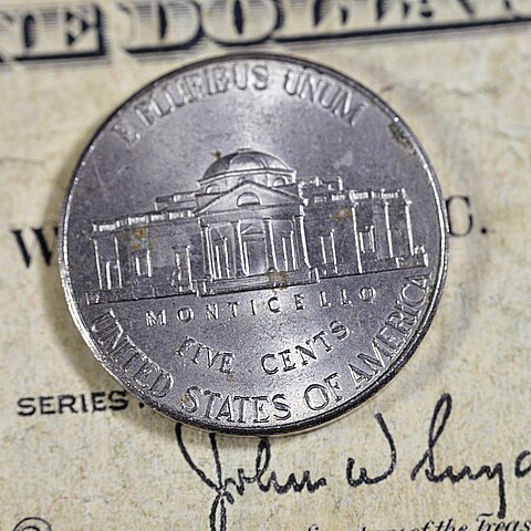 Monticello la plantación primaria de Thomas Jefferson el padre fundador y 3er presidente de EE.UU. de la cara inversa de la moneda de dinero estadounidense de 5 5 centavos 2016, en la vieja serie del dólar de EE.UU. 1935