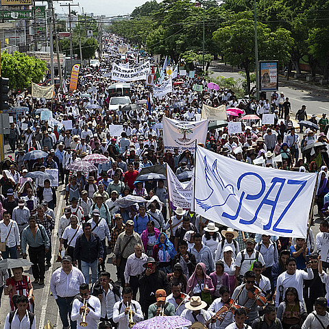 Personas participan en una manifestación por la paz y contra el aumento de la violencia del narcotráfico en el estado de Chiapas