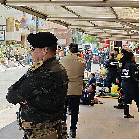 Members of the Police guard the street where a building collapsed this Tuesday, in Villa Gesell