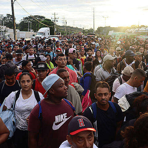 Migrantes caminan en caravana hacia la frontera con Estados Unidos en el municipio de Tapachula en el estado de Chiapas (México). 