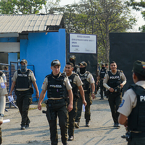 Integrantes de la policía resguardan la entrada la cárcel la Penitenciaría del Litoral, este martes en Guayaquil (Ecuador).