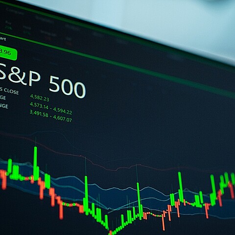 Pantalla de ordenador con S y P 500 análisis de mercado