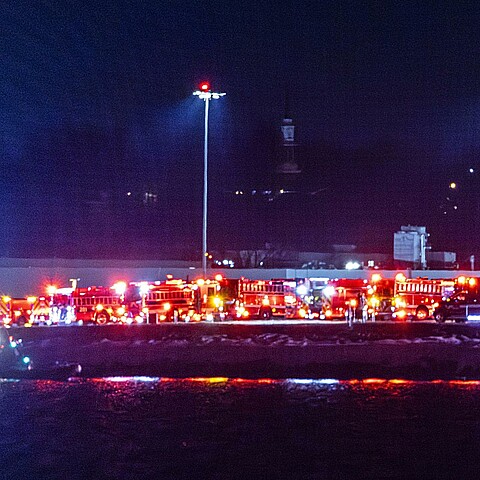 Equipos de rescate se reúnen para responder a un accidente aéreo en el río Potomac, cerca del Aeropuerto Nacional Ronald Reagan en Washington, DC. 