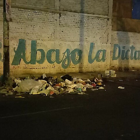 Carteles contra el régimen cubano en Perú