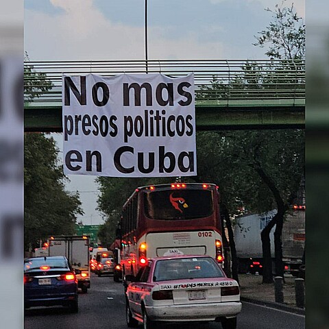 Carteles contra el régimen cubano en Ciudad de México, abril de 2025